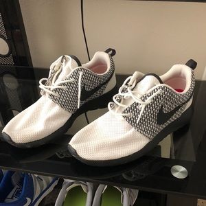 Black/White Nike Roshe